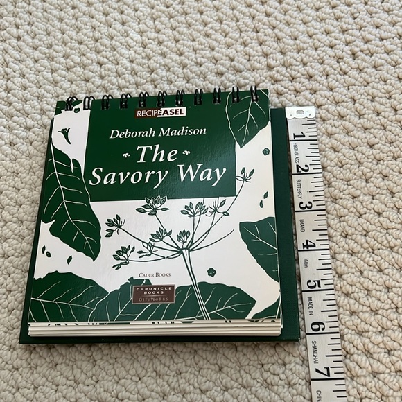 Like new condition “The Savory Way” recipe book on easel stand - Picture 5 of 6